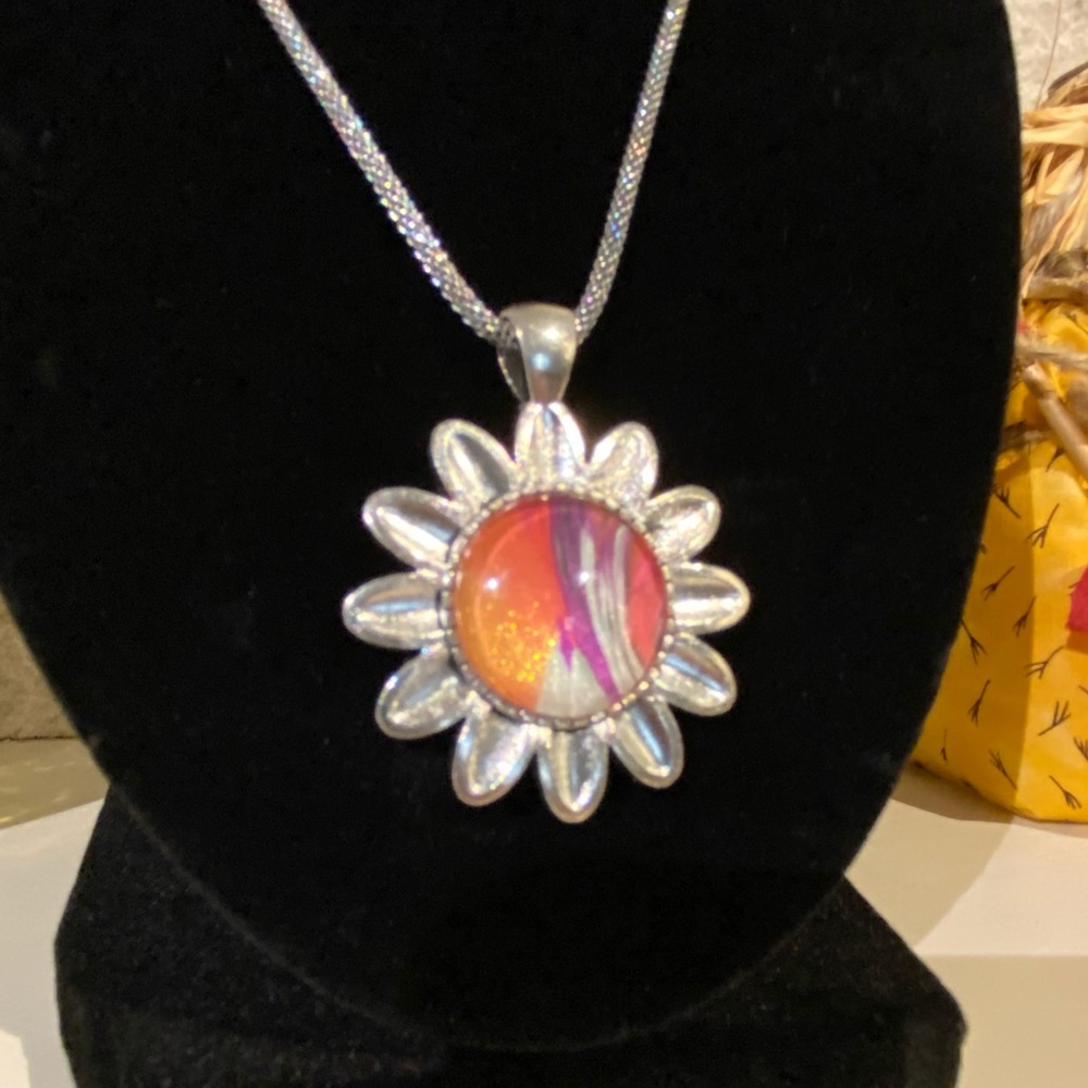 NWOT Abstract fluid pour wearable art sunflower pendant reversible necklace - Picture 5 of 6